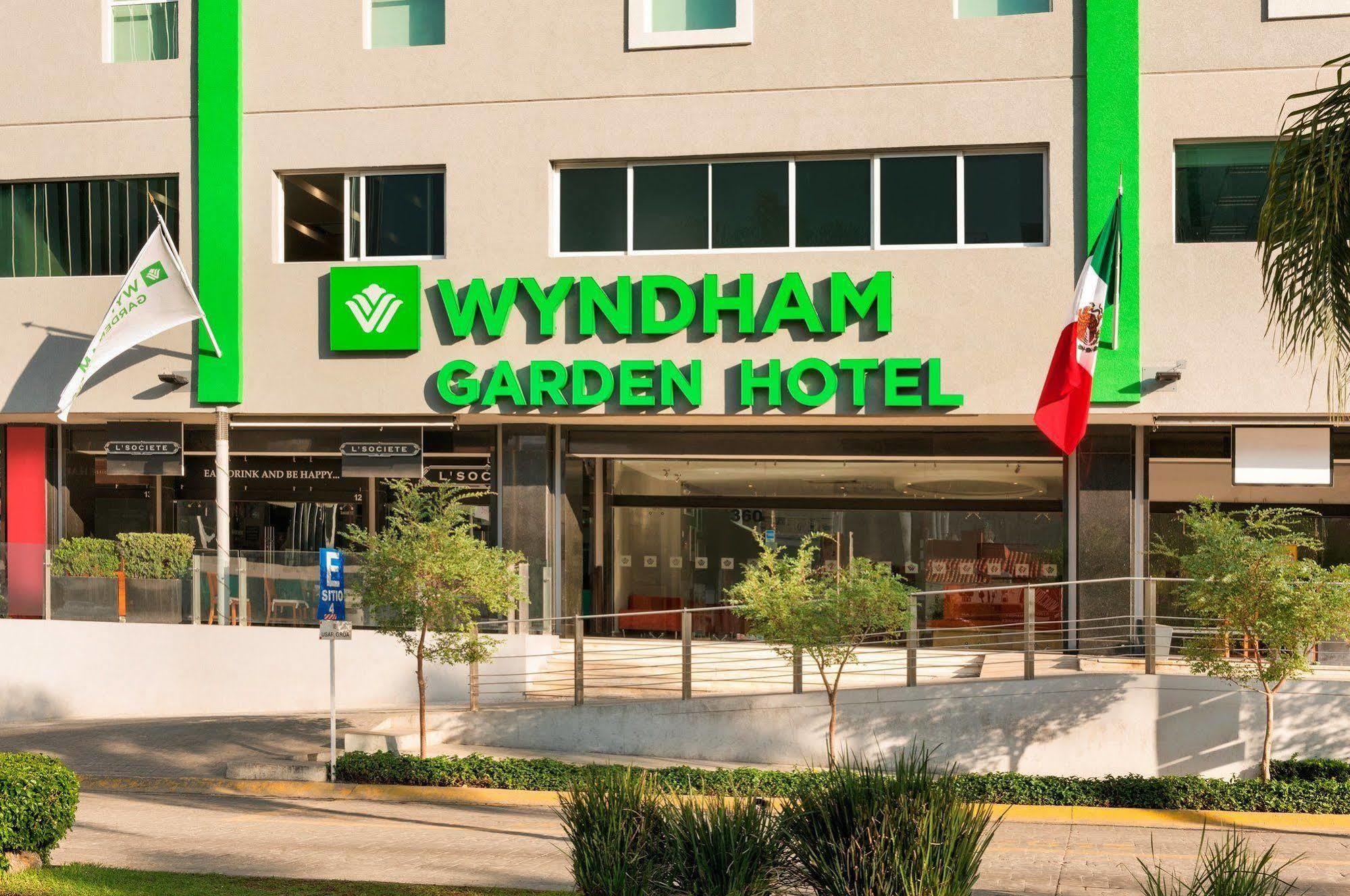Wyndham Garden Guadalajara Acueducto Hotell Exteriör bild